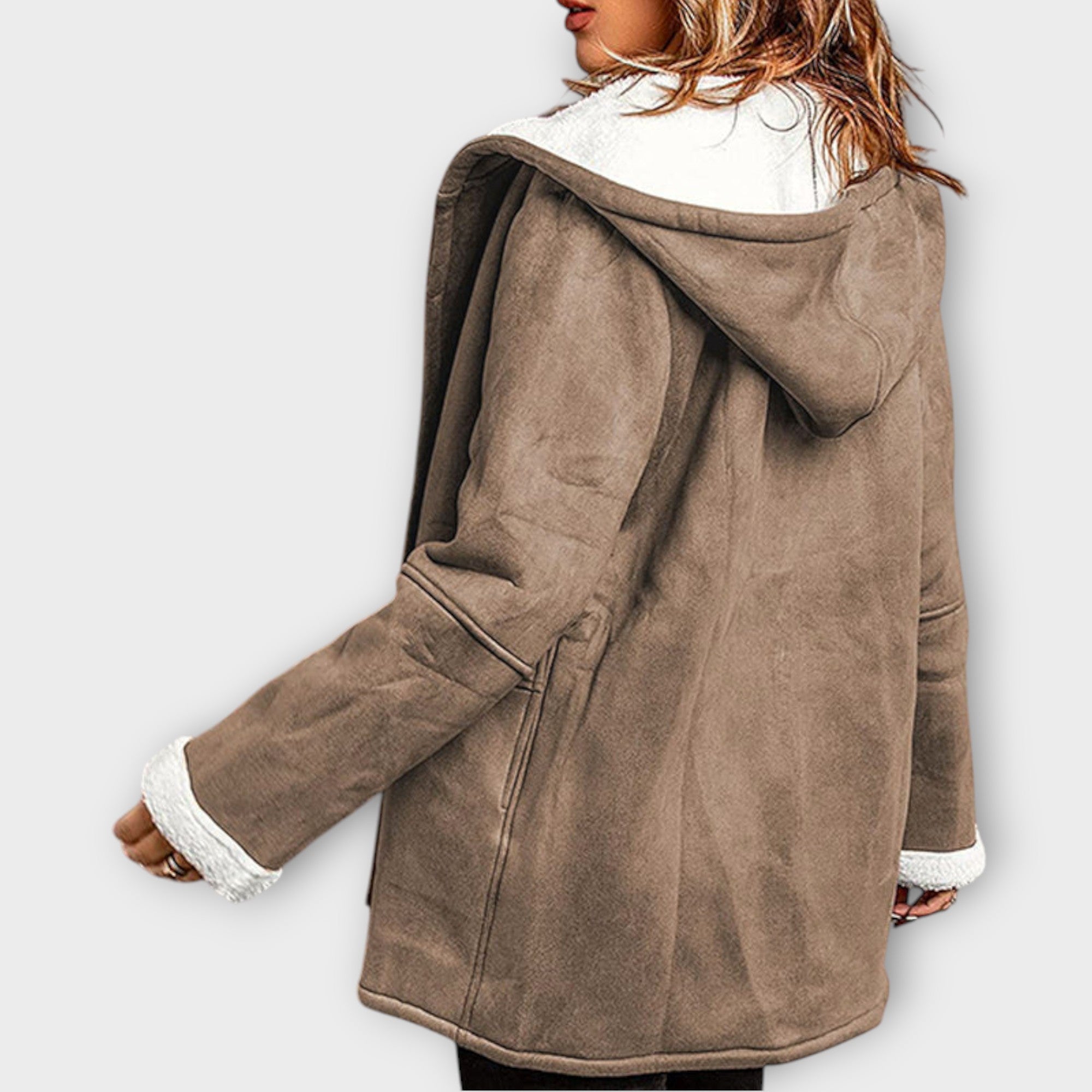 Alina™ – Elegant kapp i mockaimitation med mjuk fuskpälsfoder