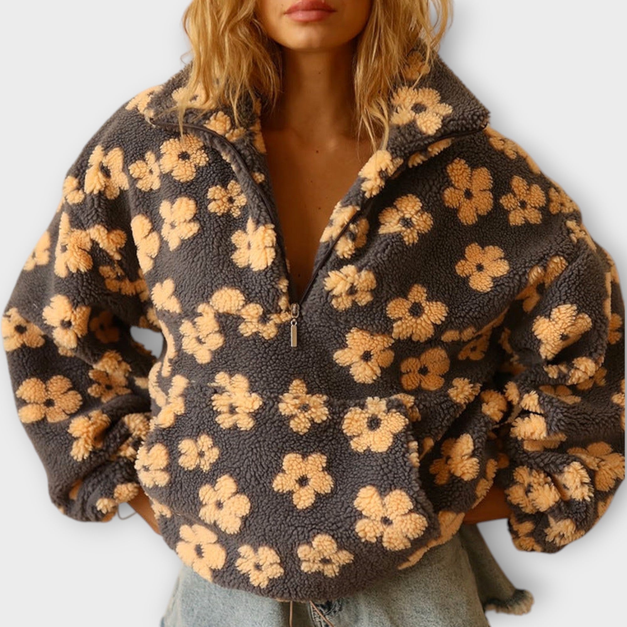 Almira™ | Fleece med Blommig Charm